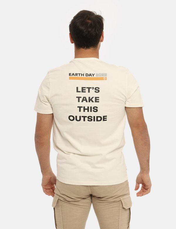 T-shirt Timberland bianca con stampa - COMPOSIZIONE E VESTIBILITÀ:100% cotoneLa modella è alta 170 cm e indossa la taglia S.