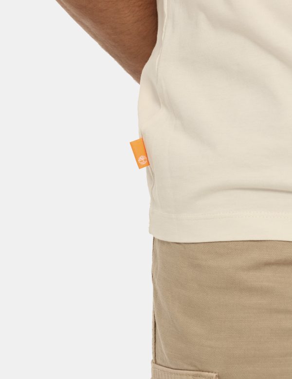 T-shirt Timberland bianca con stampa - COMPOSIZIONE E VESTIBILITÀ:100% cotoneLa modella è alta 170 cm e indossa la taglia S.