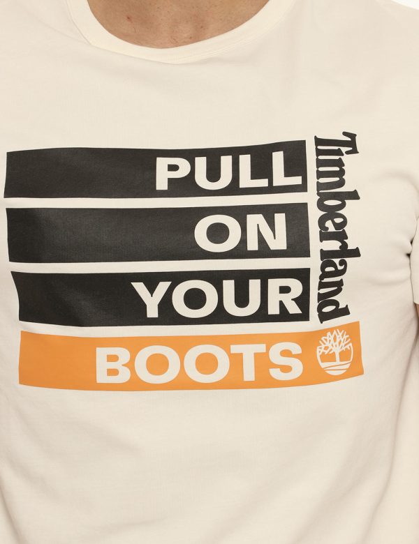 T-shirt Timberland bianca con stampa - COMPOSIZIONE E VESTIBILITÀ:100% cotoneLa modella è alta 170 cm e indossa la taglia S.