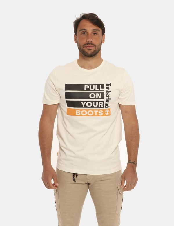 T-shirt Timberland bianca con stampa - COMPOSIZIONE E VESTIBILITÀ:100% cotoneLa modella è alta 170 cm e indossa la taglia S.