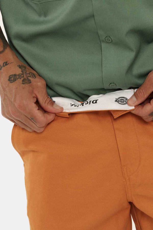 Bermuda Dickies arancione - COMPOSIZIONE E VESTIBILITÀ:100% cotoneIl modello è alto 178 cm e indossa la taglia 34 US corrisp