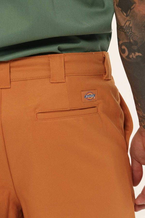 Bermuda Dickies arancione - COMPOSIZIONE E VESTIBILITÀ:100% cotoneIl modello è alto 178 cm e indossa la taglia 34 US corrisp