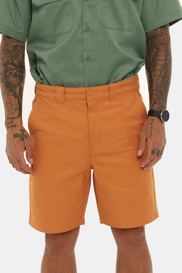 Bermuda Dickies arancione - COMPOSIZIONE E VESTIBILITÀ:100% cotoneIl modello è alto 178 cm e indossa la taglia 34 US corrisp