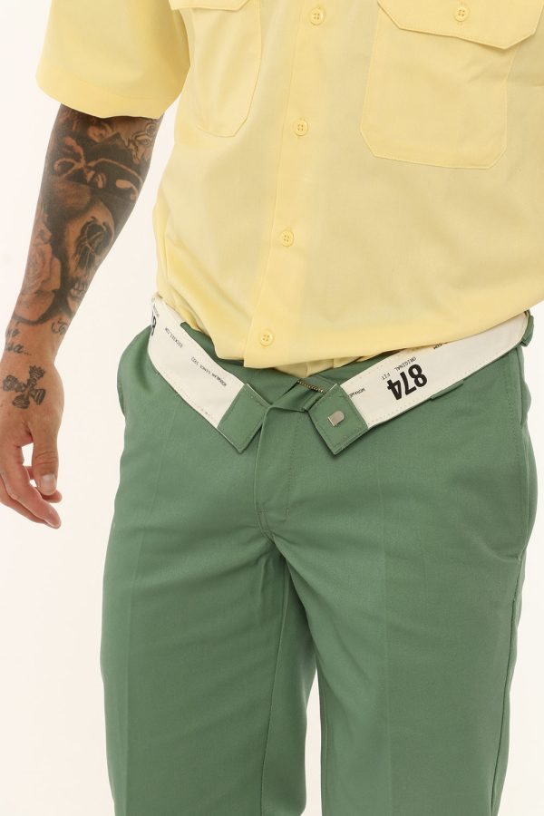 Pantalone Dickies verde - COMPOSIZIONE E VESTIBILITÀ:65% poliestere 35% cotoneIl modello è alto 178 cm e indossa la taglia 3