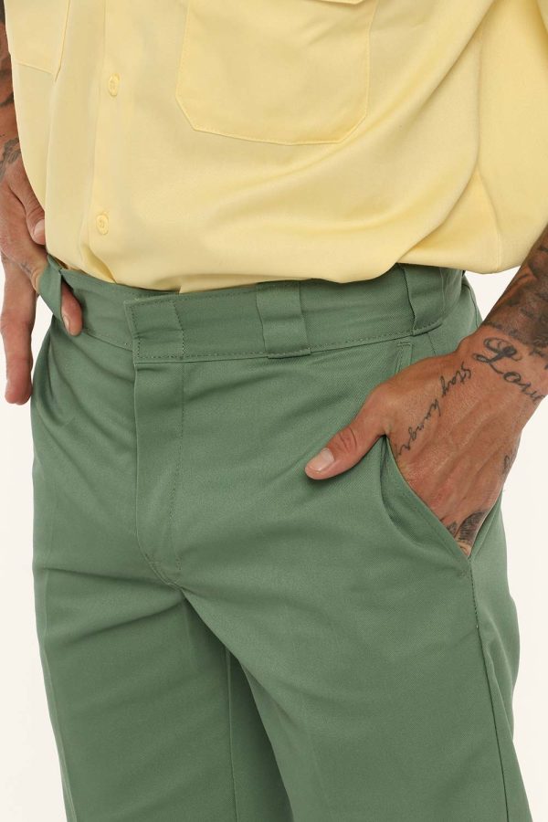 Pantalone Dickies verde - COMPOSIZIONE E VESTIBILITÀ:65% poliestere 35% cotoneIl modello è alto 178 cm e indossa la taglia 3