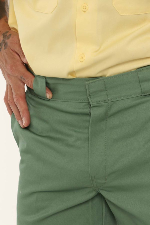 Pantalone Dickies verde - COMPOSIZIONE E VESTIBILITÀ:65% poliestere 35% cotoneIl modello è alto 178 cm e indossa la taglia 3