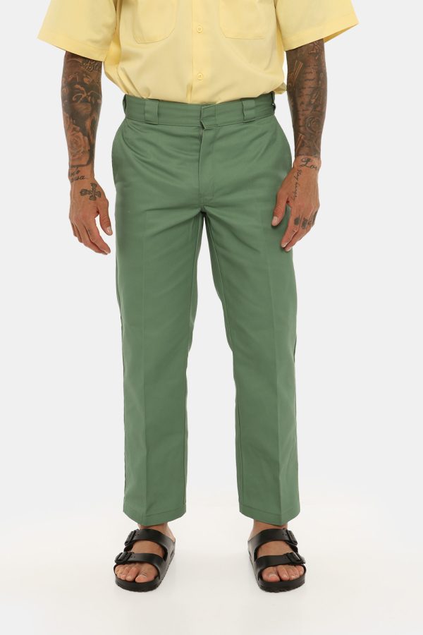 Pantalone Dickies verde - COMPOSIZIONE E VESTIBILITÀ:65% poliestere 35% cotoneIl modello è alto 178 cm e indossa la taglia 3
