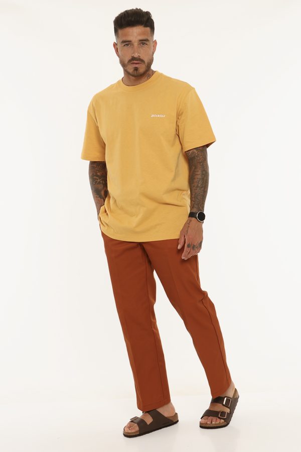 Pantalone Dickies marrone bruciato - COMPOSIZIONE E VESTIBILITÀ:65% poliestere 35% cotoneIl modello è alto 178 cm e indossa