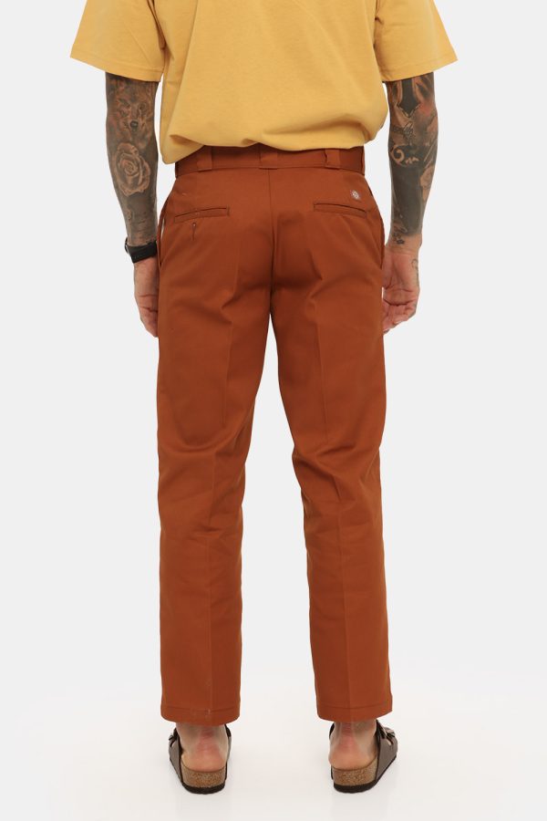 Pantalone Dickies marrone bruciato - COMPOSIZIONE E VESTIBILITÀ:65% poliestere 35% cotoneIl modello è alto 178 cm e indossa