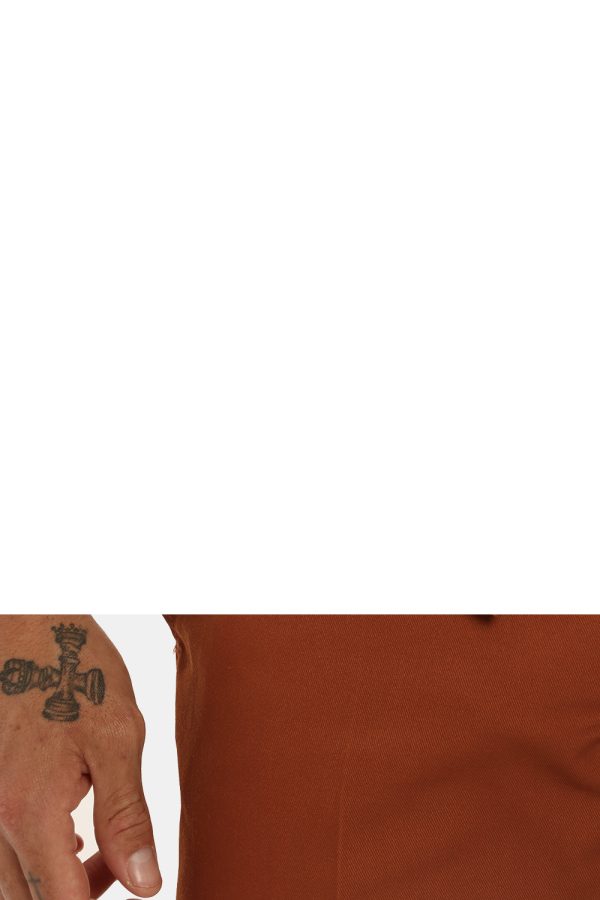 Pantalone Dickies marrone bruciato - COMPOSIZIONE E VESTIBILITÀ:65% poliestere 35% cotoneIl modello è alto 178 cm e indossa