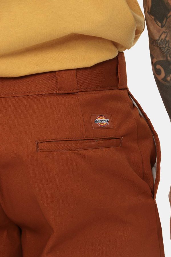 Pantalone Dickies marrone bruciato - COMPOSIZIONE E VESTIBILITÀ:65% poliestere 35% cotoneIl modello è alto 178 cm e indossa