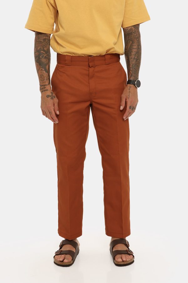 Pantalone Dickies marrone bruciato - COMPOSIZIONE E VESTIBILITÀ:65% poliestere 35% cotoneIl modello è alto 178 cm e indossa