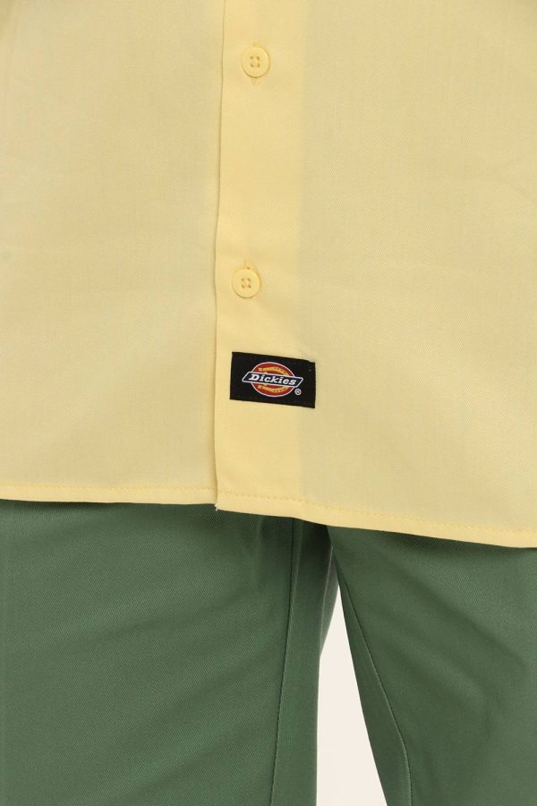 Camicia Dickies giallo - COMPOSIZIONE E VESTIBILITÀ:65% poliestere 35% cotoneIl modello è alto 178 cm e indossa la taglia M.