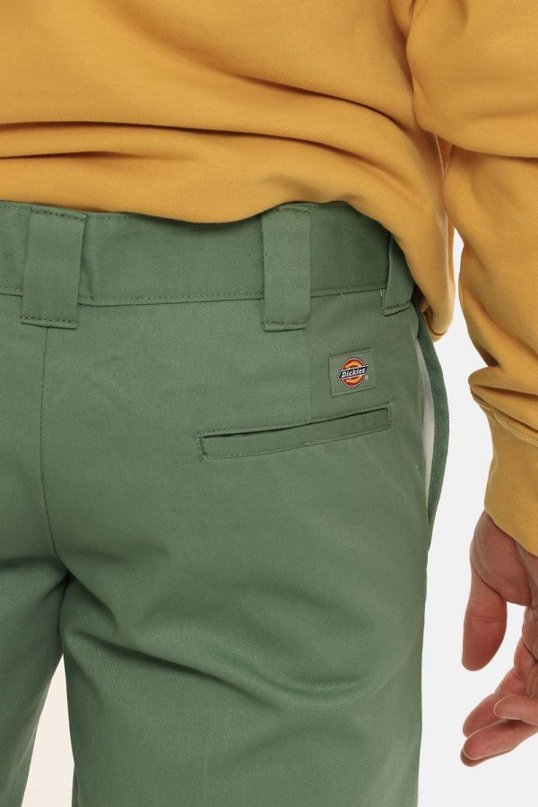Pantalone Dickies verde - COMPOSIZIONE E VESTIBILITÀ:65% poliestere 35% cotoneIl modello è alto 178 cm e indossa la taglia 3