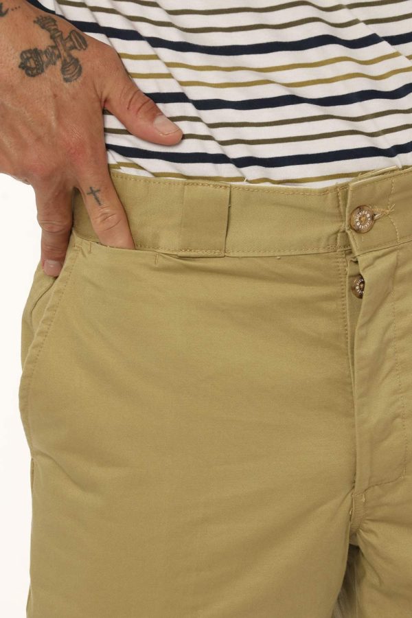 Pantalone Dickies verde - COMPOSIZIONE E VESTIBILITÀ:100% cotoneIl modello è alto 178 cm e indossa la taglia 33 US corrispon