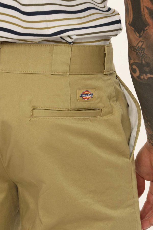 Pantalone Dickies verde - COMPOSIZIONE E VESTIBILITÀ:100% cotoneIl modello è alto 178 cm e indossa la taglia 33 US corrispon
