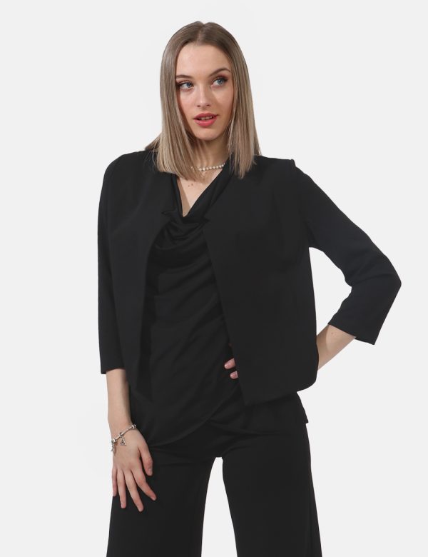 Coprispalle Vougue Nero - Blazer corto modello coprispalle in total nero. La vestibilità è morbida e regolare, priva di alla