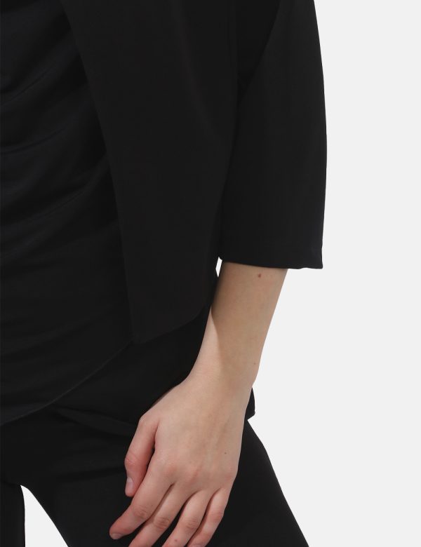 Coprispalle Vougue Nero - Blazer corto modello coprispalle in total nero. La vestibilità è morbida e regolare, priva di alla
