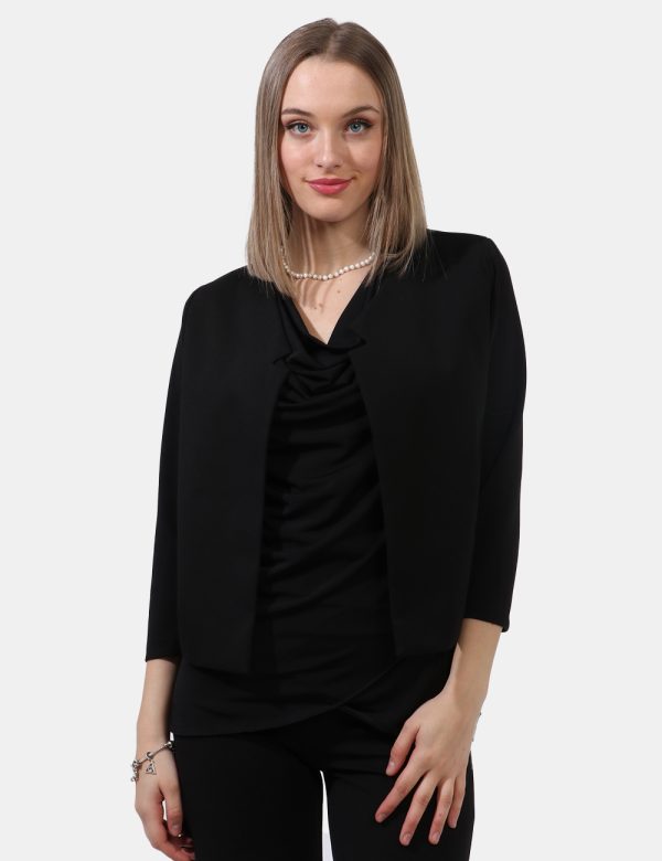 Coprispalle Vougue Nero - Blazer corto modello coprispalle in total nero. La vestibilità è morbida e regolare, priva di alla