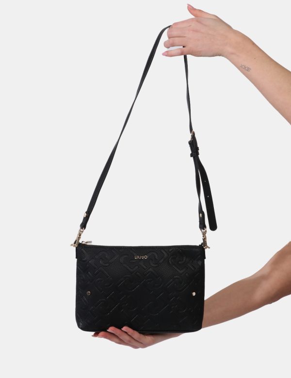 Borsa Liu-Jo Nero - Borsa a tracolla di medie dimensioni in total nero con logo brand sagomato. La bag si compone di unico s