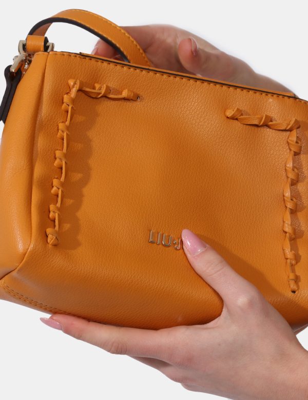Borsa Liu-Jo Marrone - Borsa a tracolla di piccole dimensioni in total marrone. La bag si compone di doppio scompartimento