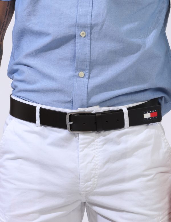 Cintura Tommy Hilfiger Marrone - Cintura in pele total marrone intenso. L'indossatura è pratica e maneggevole ma anche regol