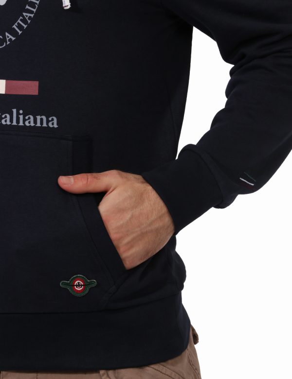 Felpa Aeronautica Italiana Blu - Felpa con cappuccio e polsini su base blu navy con stampa logo brand sul fronte. Presente t