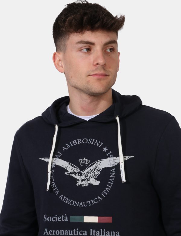 Felpa Aeronautica Italiana Blu - Felpa con cappuccio e polsini su base blu navy con stampa logo brand sul fronte. Presente t