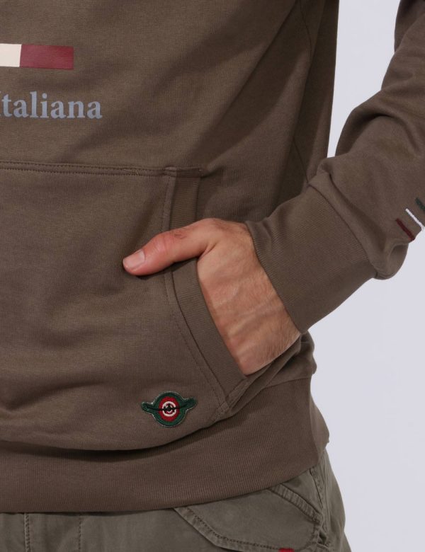 Felpa Aeronautica Italiana Verde - Felpa con cappuccio e polsini su base verde tabacco con stampa logo brand sul fronte. Pre