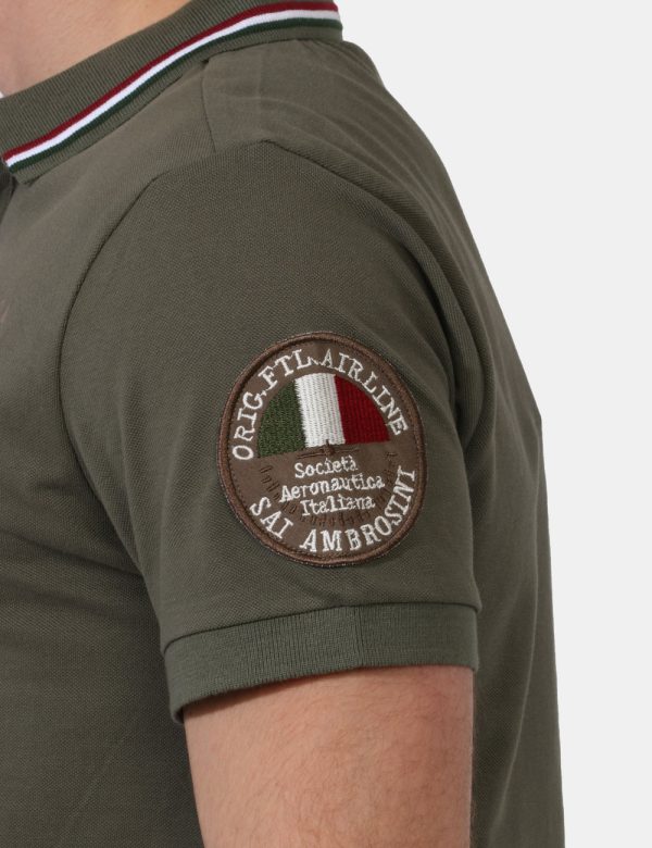 Polo Aeronautica Italiana Verde - Polo su base verde militare con patch sulla manica e logo brand stampato ad altezza cuore.