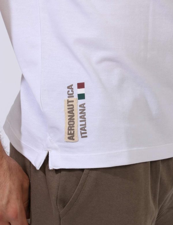 Polo Aeronautica Italiana Bianco - Polo su base bianca con patch sulla manica e logo brand stampato ad altezza cuore. Presen