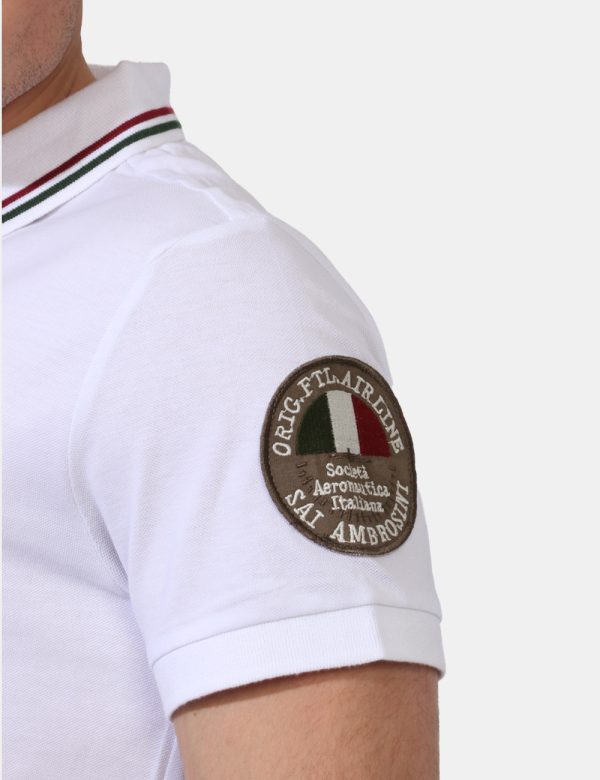 Polo Aeronautica Italiana Bianco - Polo su base bianca con patch sulla manica e logo brand stampato ad altezza cuore. Presen
