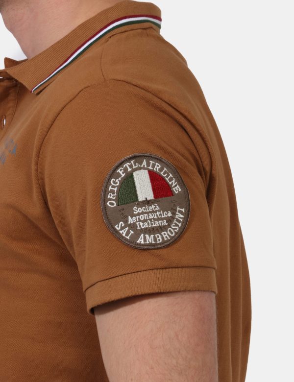 Polo Aeronautica Italiana Marrone - Polo su base marrone senape con patch sulla manica e logo brand stampato ad altezza cuor