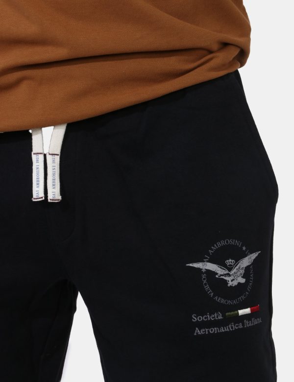 Pantaloni Aeronautica Italiana Nero - Pantaloni simil tuta in total nero con polsino sul girocaviglia. Presenti tasche a tag