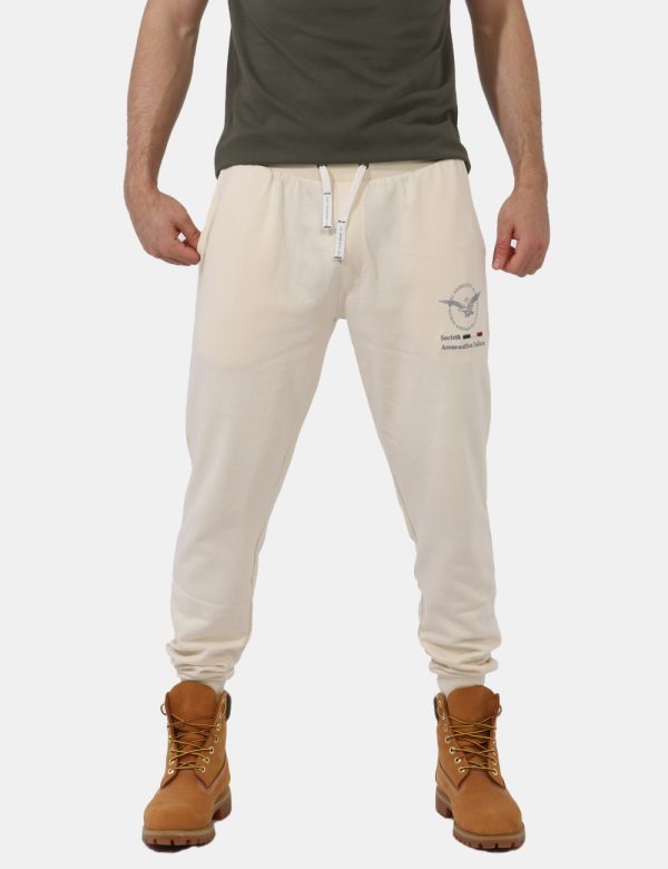 Pantaloni Aeronautica Italiana Bianco - Pantaloni simil tuta in total bianco latte con polsino sul girocaviglia. Presenti ta