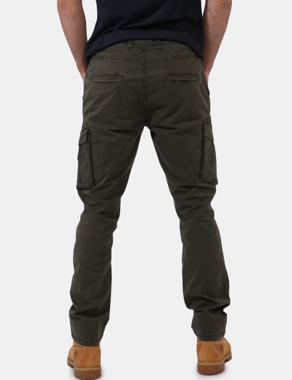 Pantaloni Aeronautica Italiana Verde - Pantaloni simil jeans in total verde militare con tasche a taglio trasversale. Presen