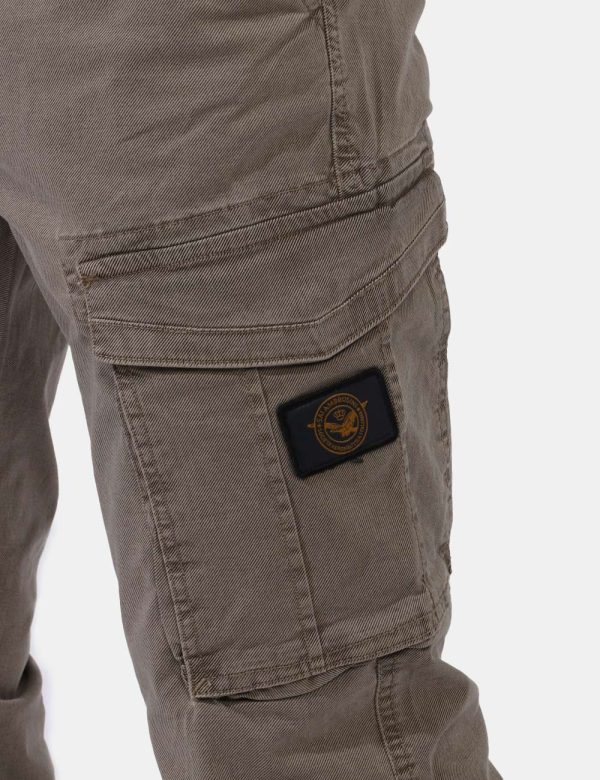 Pantaloni Aeronautica Italiana Marrone - Pantaloni simil jeans in total marrone sabbia con tasche a taglio trasversale. Pres
