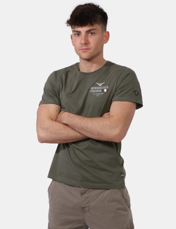 T-shirt Aeronautica Italiana Verde - T-shirt su sfondo verde militare con stampa logo brand ad altezza cuore. La vestibilità