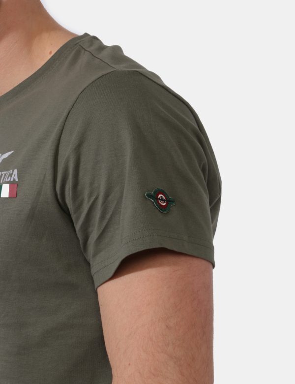T-shirt Aeronautica Italiana Verde - T-shirt su sfondo verde militare con stampa logo brand ad altezza cuore. La vestibilità