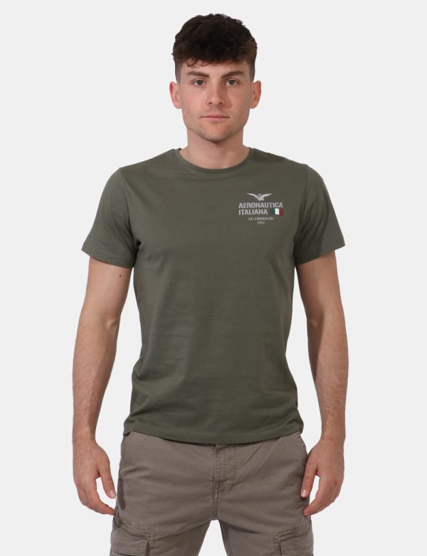 T-shirt Aeronautica Italiana Verde - T-shirt su sfondo verde militare con stampa logo brand ad altezza cuore. La vestibilità
