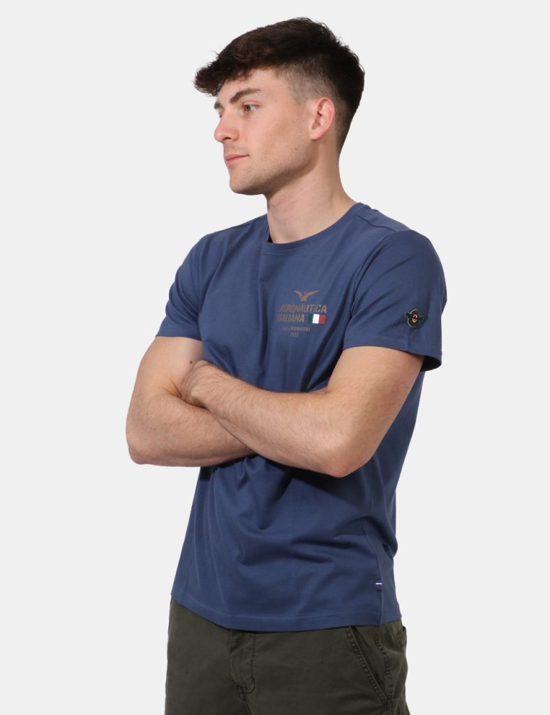 T-shirt Aeronautica Italiana Blu - T-shirt su sfondo blu slavato con stampa logo brand ad altezza cuore. La vestibilità è mo