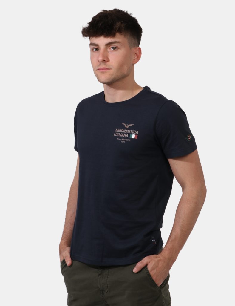 T-shirt Aeronautica Italiana Blu - T-shirt su sfondo blu navy con stampa logo brand ad altezza cuore. La vestibilità è morbi