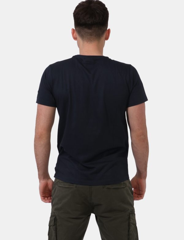 T-shirt Aeronautica Italiana Blu - T-shirt su sfondo blu navy con stampa logo brand ad altezza cuore. La vestibilità è morbi