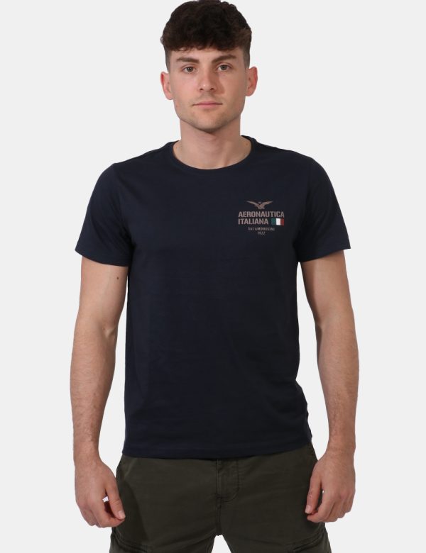 T-shirt Aeronautica Italiana Blu - T-shirt su sfondo blu navy con stampa logo brand ad altezza cuore. La vestibilità è morbi