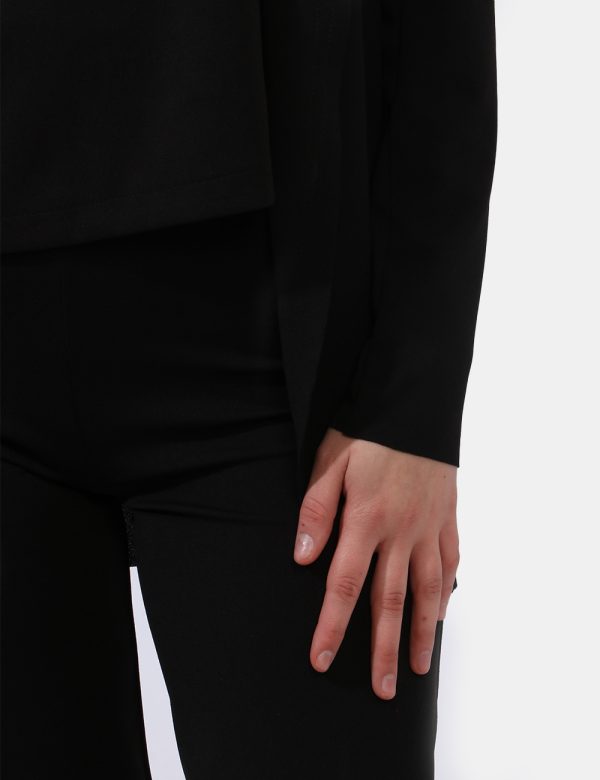 Blazer Vougue Nero - Blazer classico in total nero. La vestibilità è morbida e regolare, priva di allacciature. Il blazer è