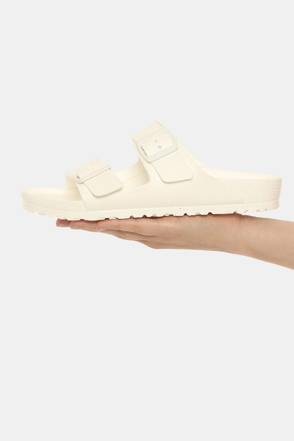 Sandali Birkenstock bianco - COMPOSIZIONE E VESTIBILITÀ:Altre materieLa modella calza il numero 39 e la calzata è regolare.