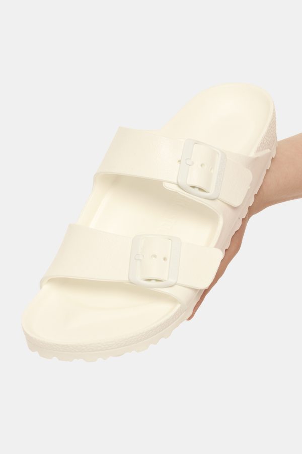 Sandali Birkenstock bianco - COMPOSIZIONE E VESTIBILITÀ:Altre materieLa modella calza il numero 39 e la calzata è regolare.