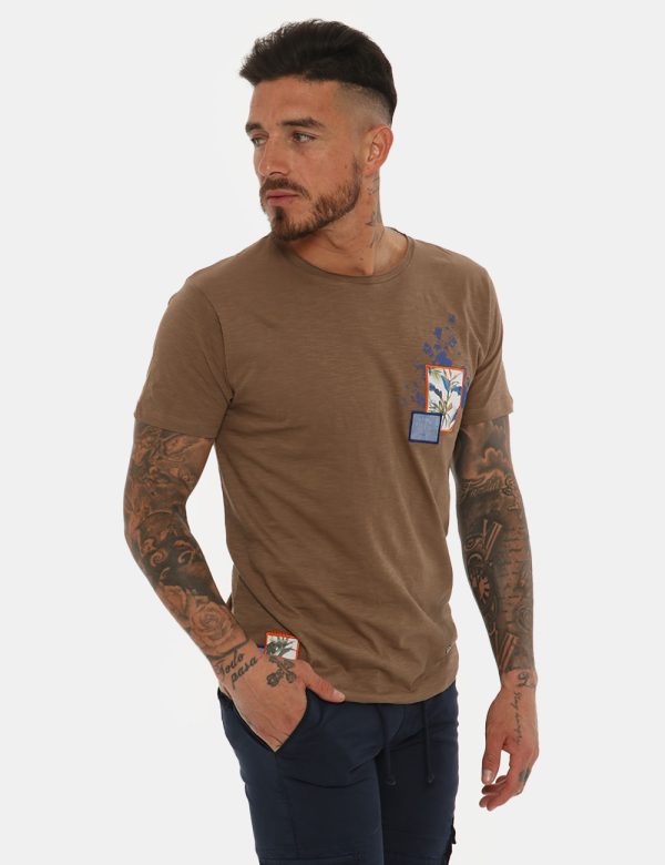 T-shirt Fifty Four marrone - COMPOSIZIONE E VESTIBILITÀ:100% cotoneIl modello è alto 178 cm e indossa la taglia L. La vestib