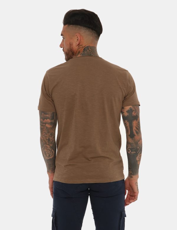 T-shirt Fifty Four marrone - COMPOSIZIONE E VESTIBILITÀ:100% cotoneIl modello è alto 178 cm e indossa la taglia L. La vestib