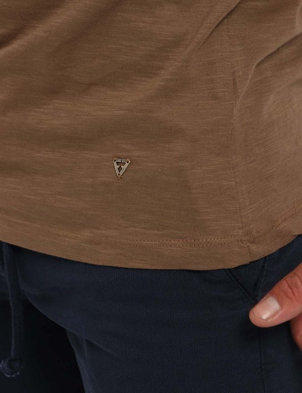 T-shirt Fifty Four marrone - COMPOSIZIONE E VESTIBILITÀ:100% cotoneIl modello è alto 178 cm e indossa la taglia L. La vestib
